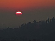 75 Il sole si arrossa e tramonta sui colli e verso la pianurra